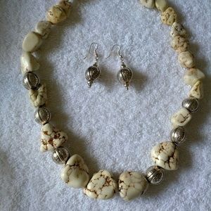 Necklace/earnings set